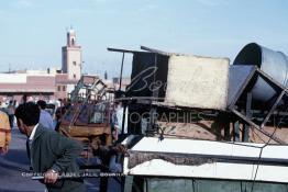 Image du Maroc Professionnelle de  Arrivée des restaurateurs au centre de la médina. Au coucher du soleil la place se métamorphose en un imense restaurants où touristes et marocains dinent sur la mythique Place Jemaa El Fana de Marrakech, Jeudi 19 Mai 1988.. (Photo / Abdeljalil Bounhar)

 